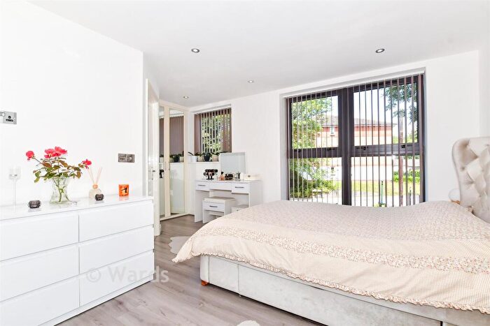 2 Bedroom Flat For Sale In Clifford Way, Maidstone, Kent, ME16
