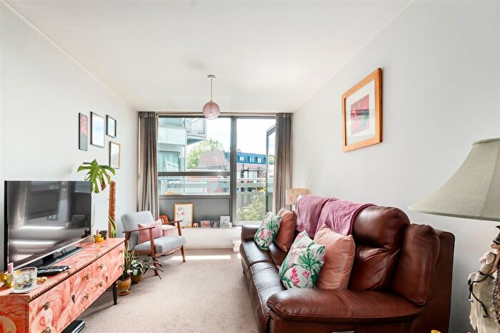 1 Bedroom Flat To Rent In New Park Road, London, SW2