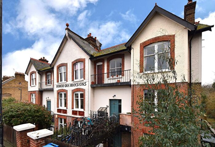 2 Bedroom Flat For Sale In Underhill Road, East Dulwich, London, SE22