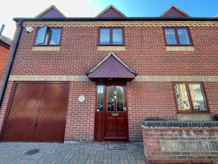 4 Bedroom Semi-Detached House To Rent In Priory Street, Gorleston, Great Yarmouth, NR31