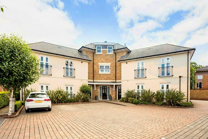 2 Bedroom Flat To Rent In Oak Lane, Windsor, SL4