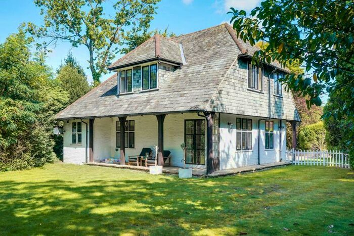 3 Bedroom Detached House To Rent In Oakfield Glade, Weybridge, KT13