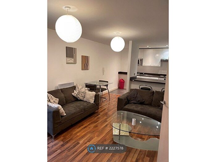 2 Bedroom Flat To Rent In The Quadrangle, Manchester, M1