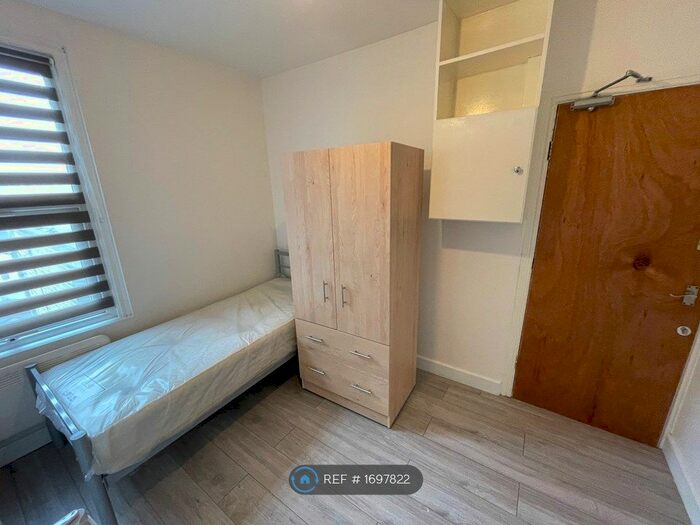 Studio To Rent In Fairview Road, London, N15