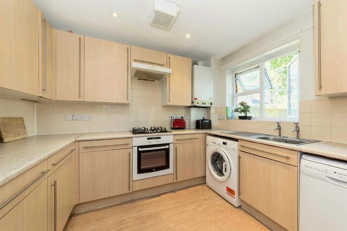 2 Bedroom Flat To Rent In Gearing Close, London, SW17