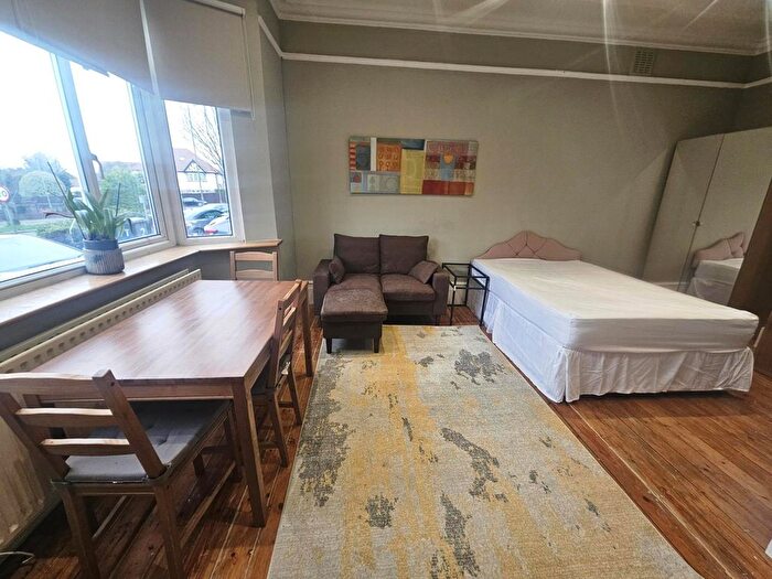 1 Bedroom Studio To Rent In Hale Lane, Mill Hill, NW7