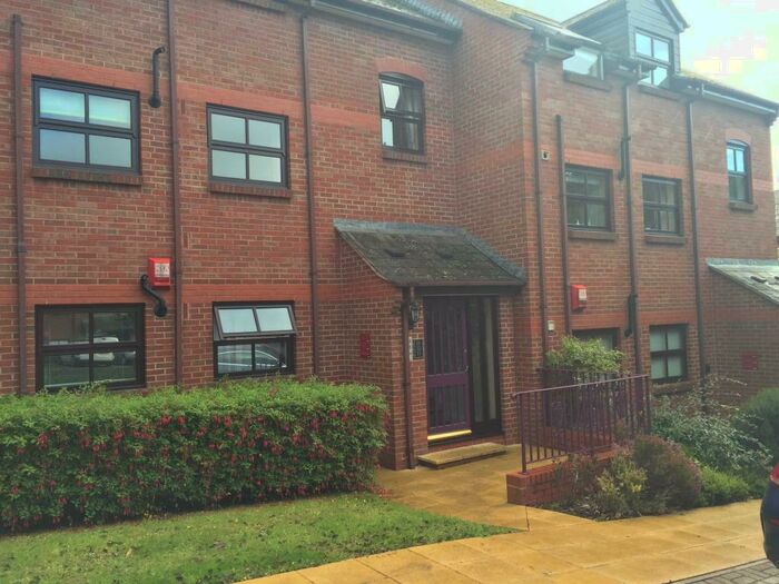 2 Bedroom Flat To Rent In Swan Court, Exeter, Devon, EX2