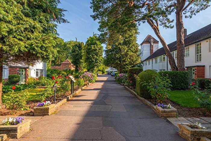 2 Bedroom Flat To Rent In Okehampton Close, London, N12