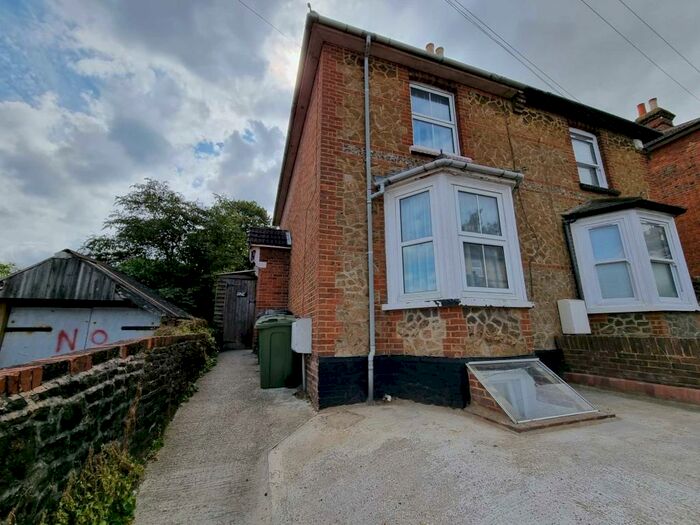 5 Bedroom Semi-Detached House To Rent In Upperton Road, Guildford, GU2