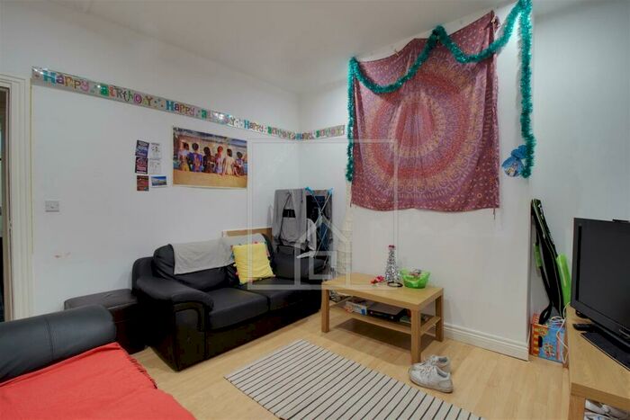 5 Bedroom House To Rent In Welton Place, Hyde Park, Leeds, LS6