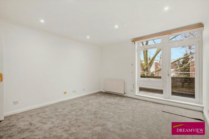 2 Bedroom Flat To Rent In Crown Lodge, Salisbury Avenue, London, N3