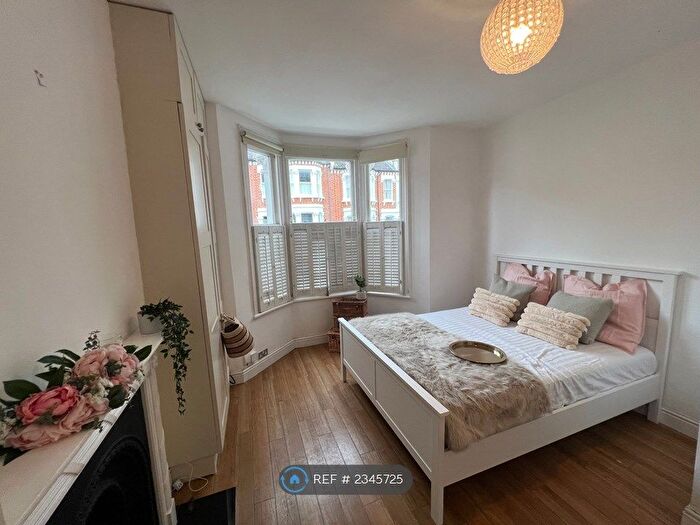 2 Bedroom Flat To Rent In Chatto Road, London, SW11