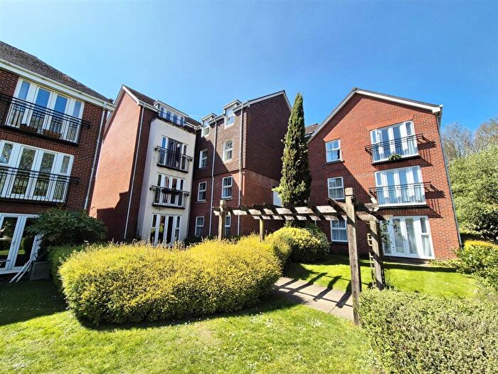 2 Bedroom Flat For Sale In Birch Meadow Close, Warwick, CV34