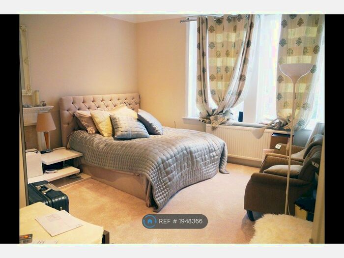 2 Bedroom Flat To Rent In Penywern Road, London, SW5