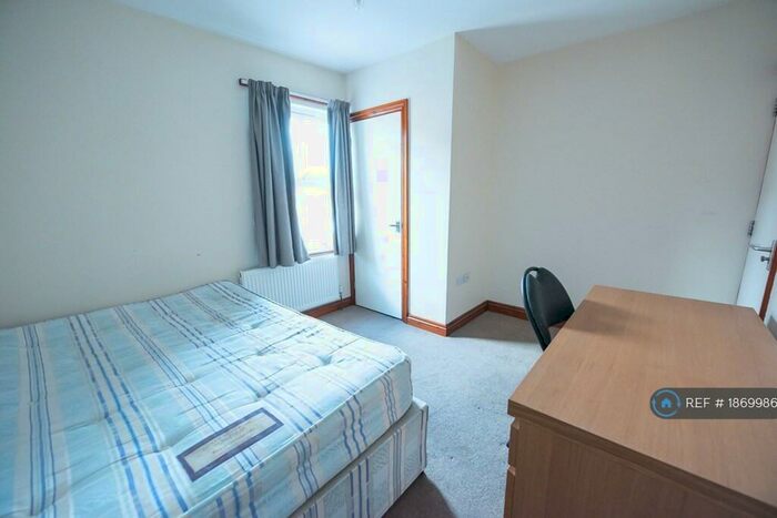 4 Bedroom Terraced House To Rent In Chesterman Street, Reading, RG1