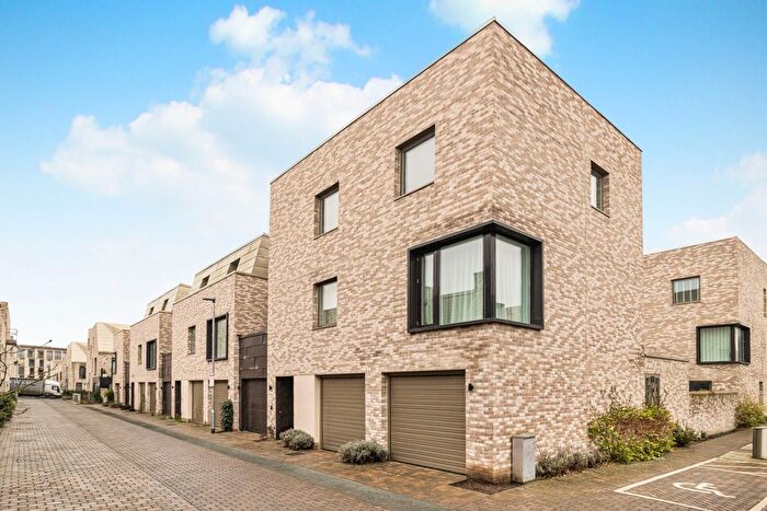 3 Bedroom Link Detached House To Rent In Walton Way, Cambridge, CB3