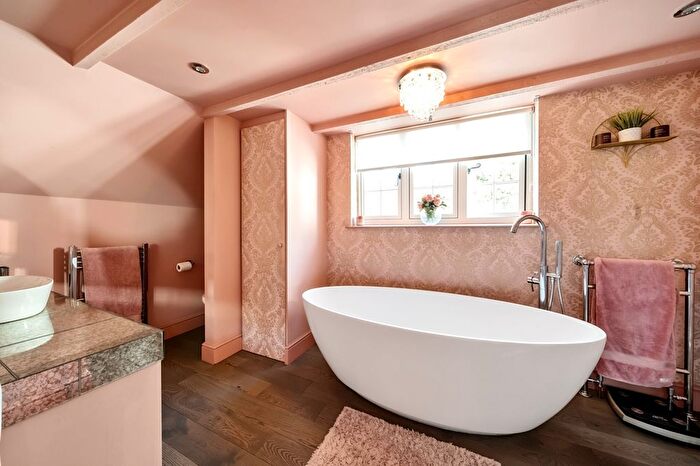 2 Bedroom Cottage To Rent In Summer Hill, Chislehurst, BR7