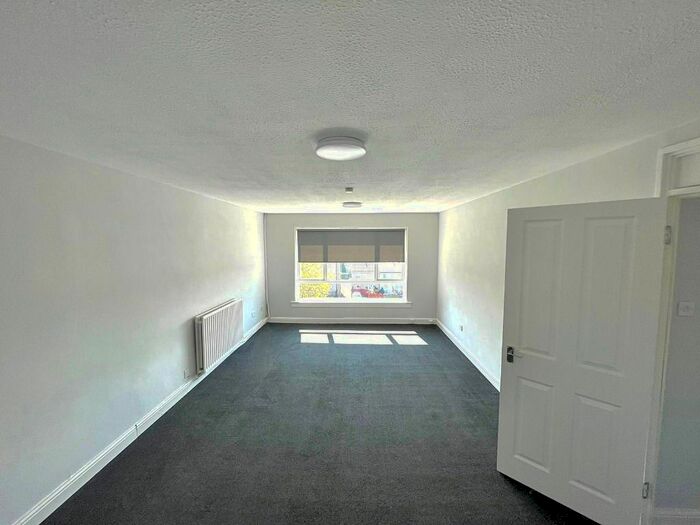 4 Bedroom Flat To Rent In Torphin Crescent, Glasgow, G32