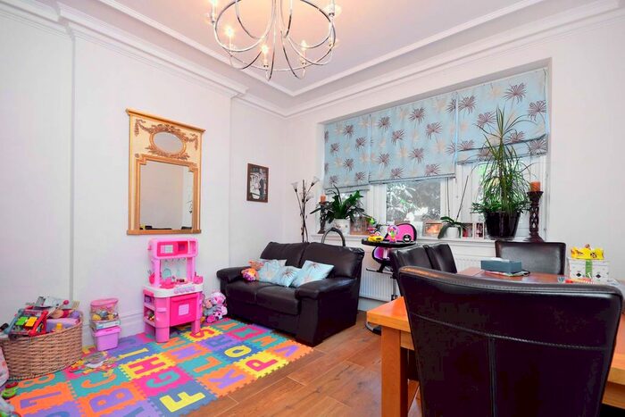 3 Bedroom Flat To Rent In Ashburnham Road, Chelsea, London, SW10