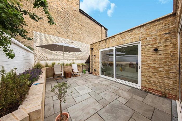 3 Bedroom Flat For Sale In Northcote Road, SW11