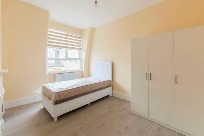 3 Bedroom Flat To Rent In Grand Parade, Harringay, London, N4