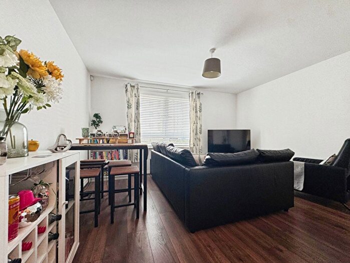 2 Bedroom Flat For Sale In Whimbrel Wynd, Renfrew, PA4