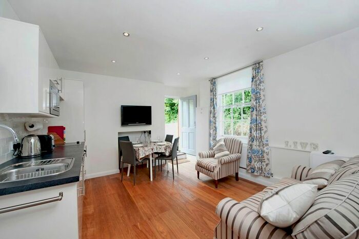 1 Bedroom Flat To Rent In West End Terrace, Winchester, SO22