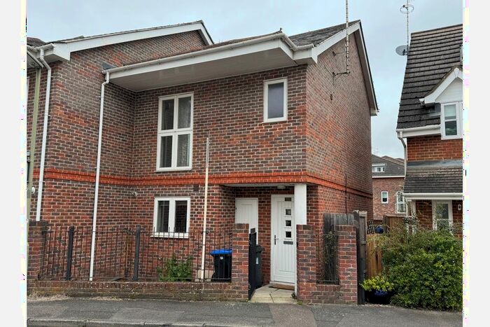 3 Bedroom End Of Terrace House To Rent In Vale Farm Road, Horsell, Woking, GU21