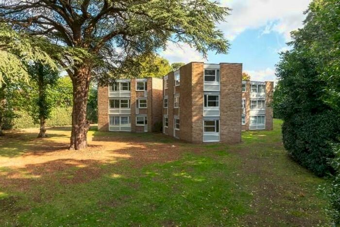 2 Bedroom Flat To Rent In Heathside, Weybridge, KT13