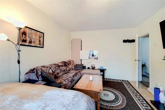 2 Bedroom Flat To Rent In Tildesley Road, London, SW15