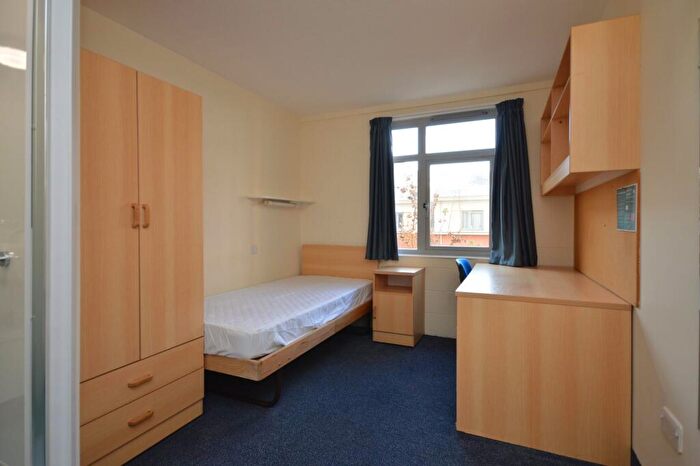 6 Bedroom Flat To Rent In Deans Court, Bristol, BS1