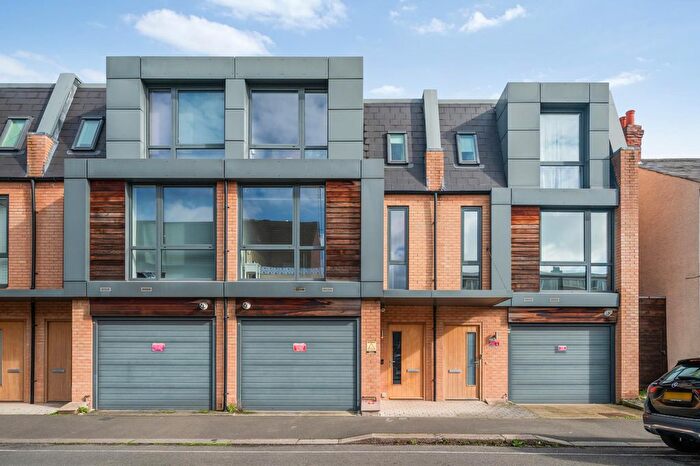 3 Bedroom Property For Sale In Brook Lane North, Brentford, TW8