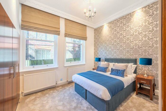 3 Bedroom Flat To Rent In Frognal, Hampstead, London, NW3