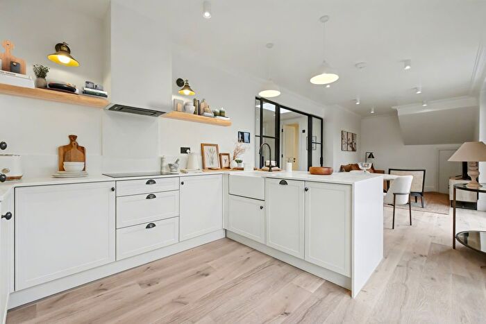 3 Bedroom Flat For Sale In Maple Rise, Muswell Hill, N10