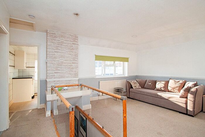 2 Bedroom Flat To Rent In Windmill Lane, Greenford, UB6
