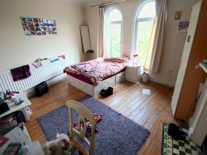 3 Bedroom Apartment To Rent In The Crescent, Hyde Park Corner, Hyde Park, Leeds, LS6