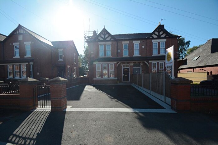 5 Bedroom Semi-Detached House For Sale In North Road, Clayton, M11