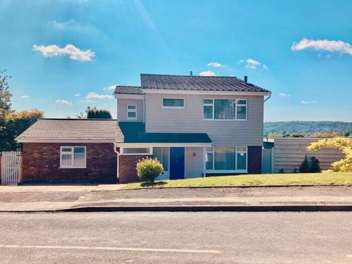 4 Bedroom Detached House To Rent In Barnards Hill Marlow, SL7