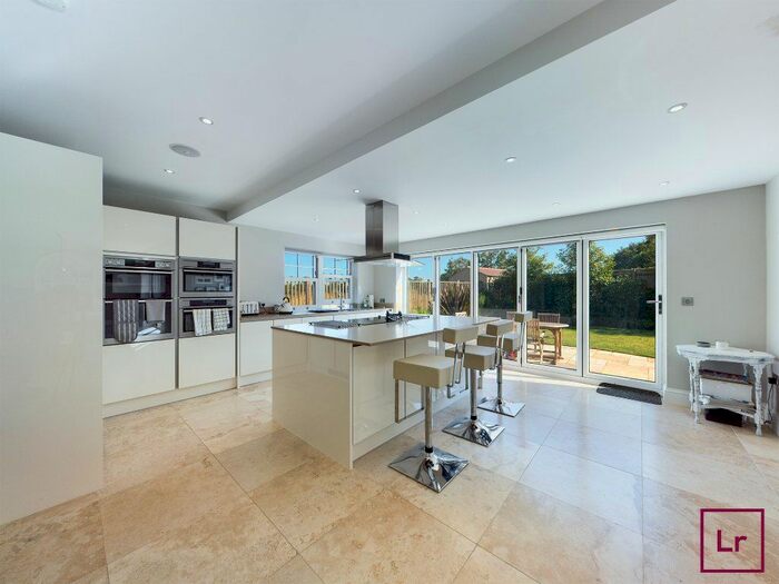 5 Bedroom Detached House To Rent In Dorneywood Close, Burnham, Slough, SL1