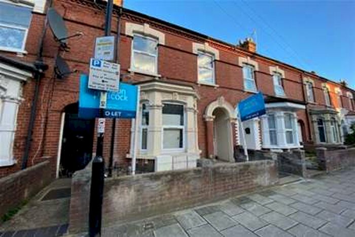 1 Bedroom Flat To Rent In Grafton Road, MK40