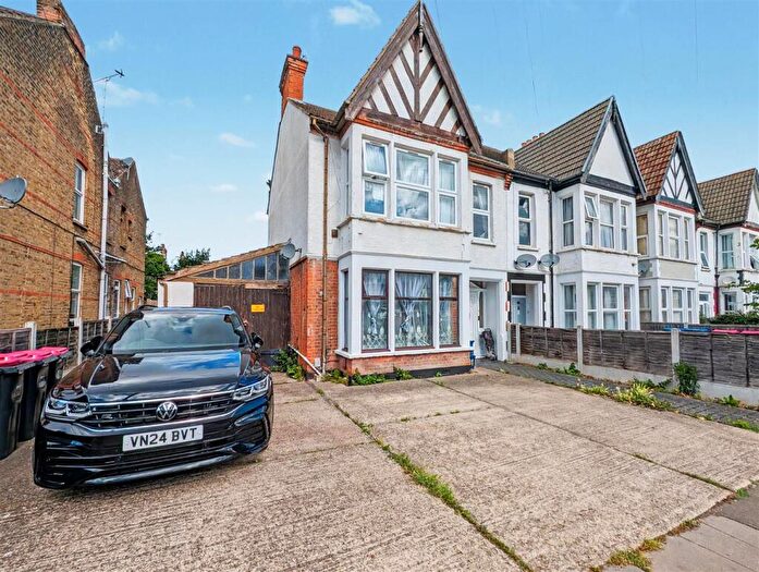 1 Bedroom Flat To Rent In Valkyrie Road, Westcliff On Sea, Essex, SS0