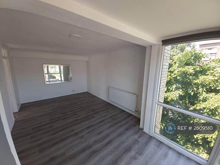 2 Bedroom Flat To Rent In West Court, London, E17