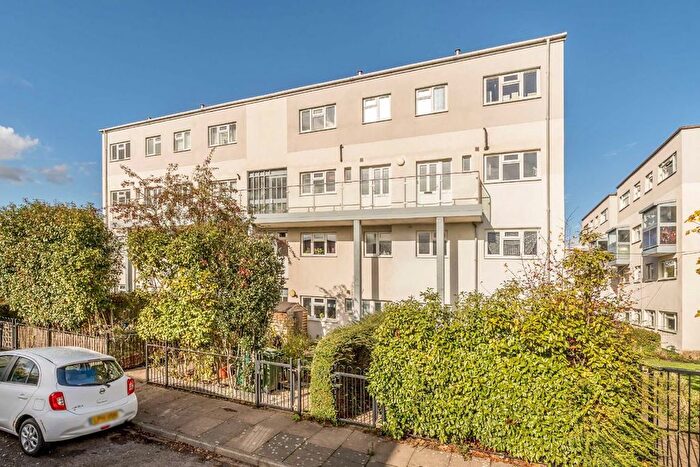 3 Bedroom Flat For Sale In Peregrine Road, Sunbury-On-Thames, TW16