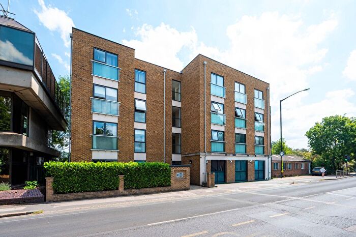 1 Bedroom Flat For Sale In West Barnes Lane, Raynes Park, London, SW20