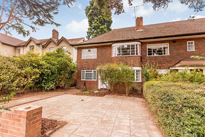 2 Bedroom Maisonette For Sale In Liverpool Road, Kingston Upon Thames, KT2