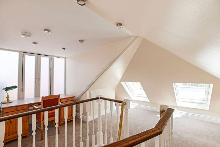 3 Bedroom Mews To Rent In Astwood Mews, South Kensington, London, SW7