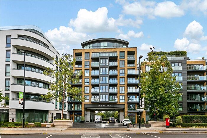 3 Bedroom Flat For Sale In Quayside House, Kew Bridge Road, Brentford, TW8
