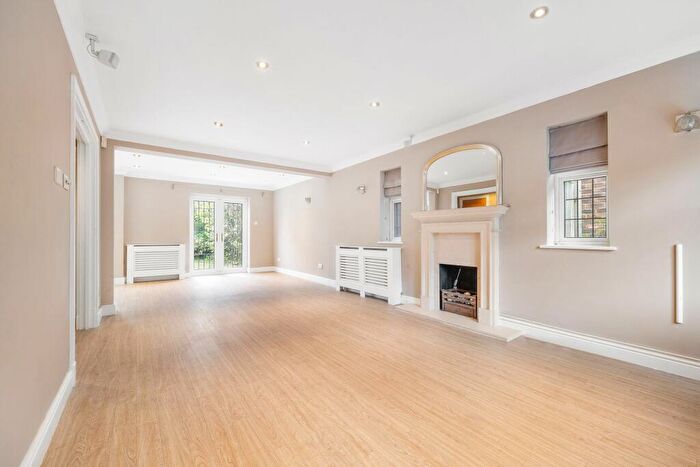 4 Bedroom Detached House To Rent In Spinney Close, Beckenham, BR3