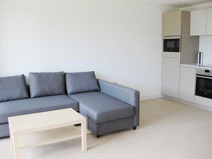 1 Bedroom Flat To Rent In Canalside Square, London, N1