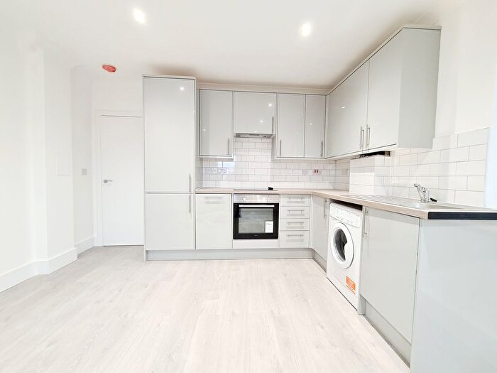 3 Bedroom Flat To Rent In High Road, Turnpike Lane, N22